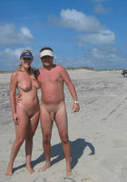 Семейные пары проводят время на пляже без купальников 9 фото