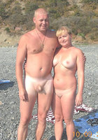 Семейные пары проводят время на пляже без купальников 17 фото