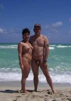 Семейные пары проводят время на пляже без купальников 4 фото