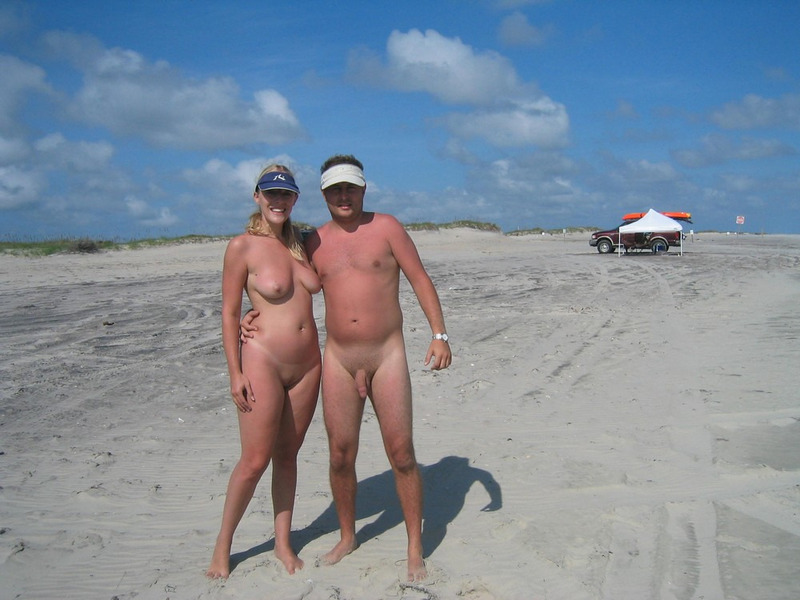Семейные пары проводят время на пляже без купальников 9 фотография