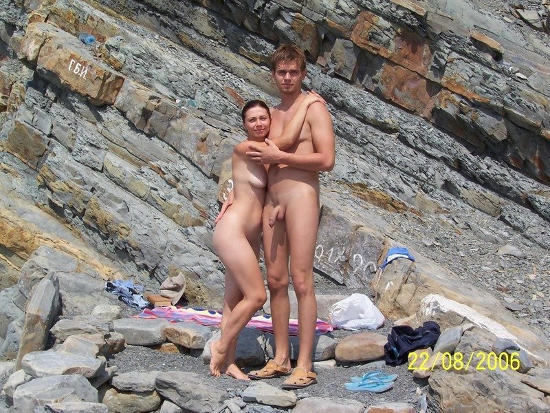 Семейные пары проводят время на пляже без купальников 14 фотография