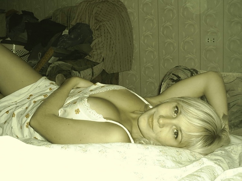 Почти голая блондинка разместилась на разложенном диване 10 фотография