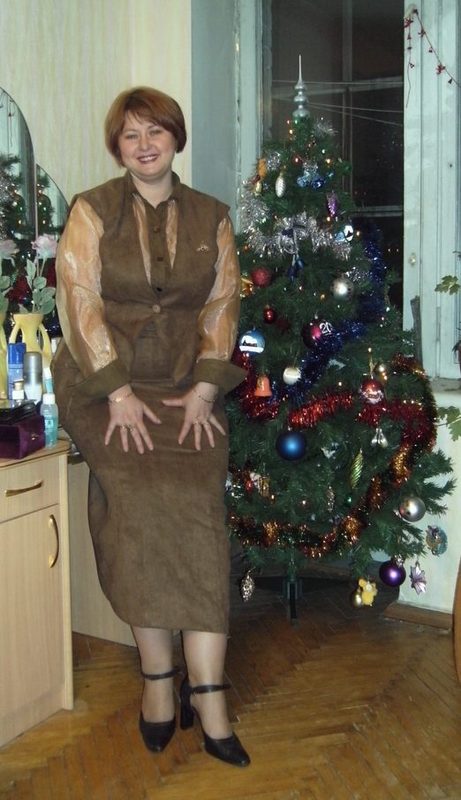 Пухлая бухгалтерша засунула в манду новогоднюю игрушку под елкой 1 фотография