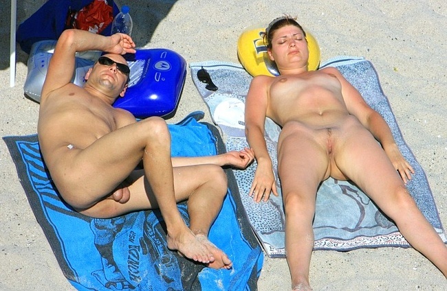 Нудистские пары отдыхают на пляже 16 фотография