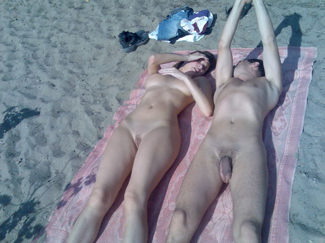 Нудистские пары отдыхают на пляже 19 фотография