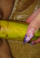 Длинноногая сучка мастурбирует бананом на диване 15 фото