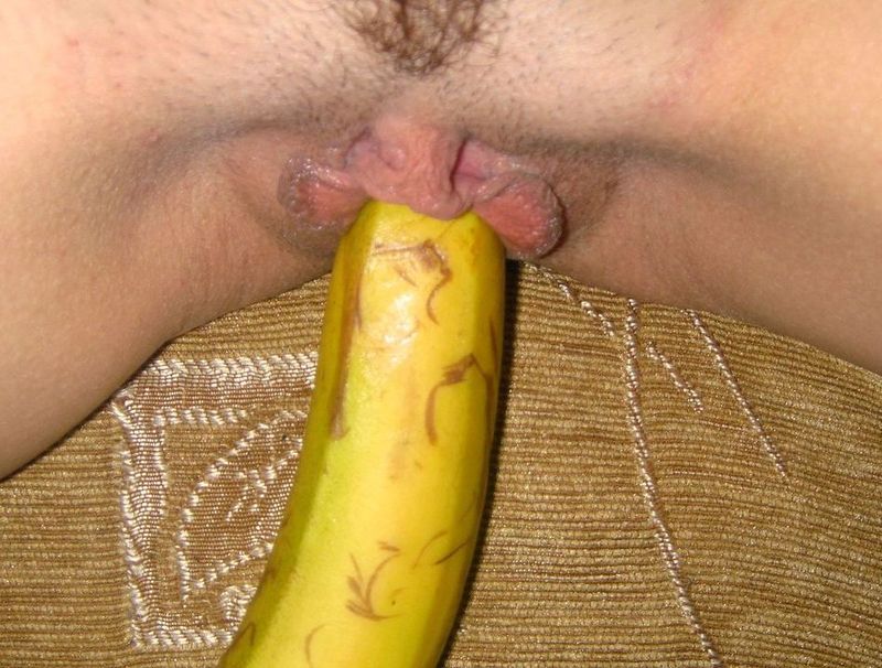 Длинноногая сучка мастурбирует бананом на диване 14 фотография