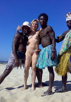 Красивые нудисты проводят время на соответствующих пляжах 13 фото