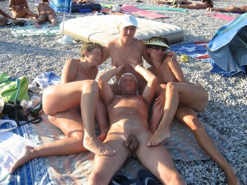 Красивые нудисты проводят время на соответствующих пляжах 3 фотография