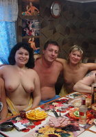 Мужики сидят в сауне с голыми зрелками 2 фотография