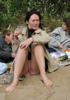 Пьяная баба светит писькой на пикнике с друзьями 13 фото