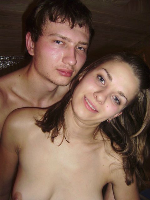 Голая молодуха отдыхает в бане с парнем 20 фотография