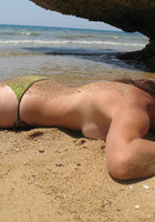 На берегу моря цыпочка отдыхает топлес 5 фотография