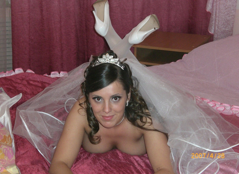 Полуголая невеста готова к брачной ночи 6 фотография