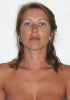 Женщина в возрасте голая села на подоконник 5 фото