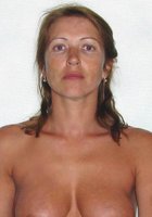 Женщина в возрасте голая села на подоконник 6 фото