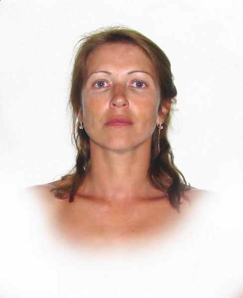 Женщина в возрасте голая села на подоконник 4 фотография