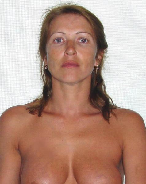 Женщина в возрасте голая села на подоконник 6 фотография