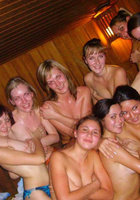 Компания пошлых лесбиянок бухает в бане 14 фото