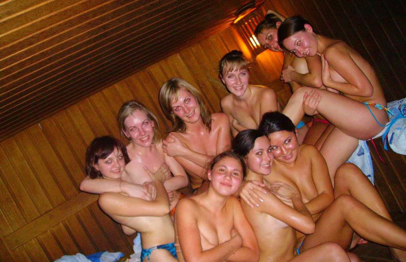 Компания пошлых лесбиянок бухает в бане 14 фотография