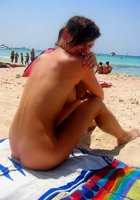 В Египте прелестная дева ходит на пляж без купальника 15 фото