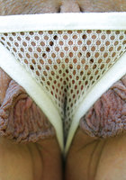 Миледи растянула половые губы присев в плетенное кресло 5 фото