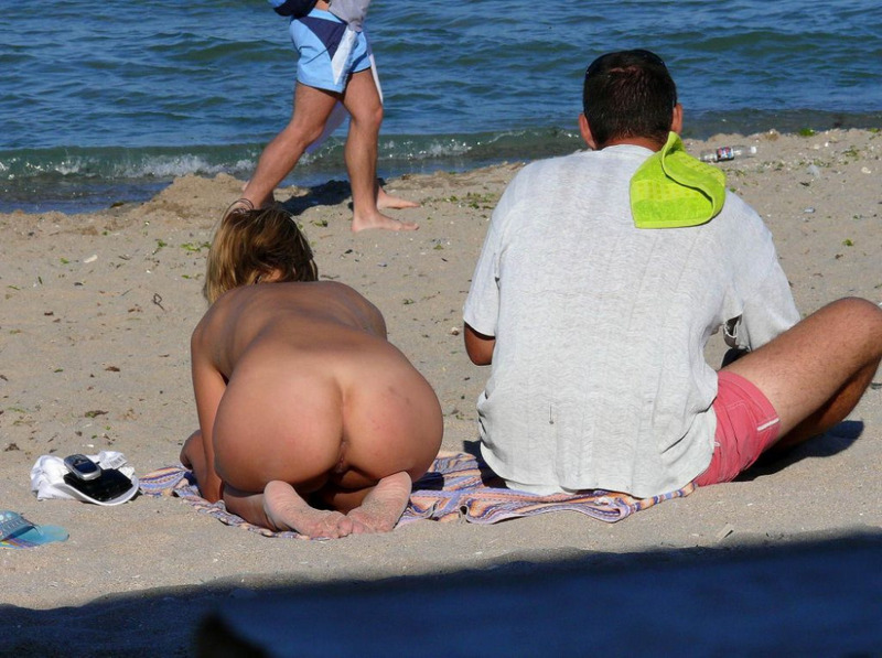 Обнаженные красотки отдыхают на нудистском пляже 7 фотография