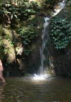 Голая туристка стоит под холодным водопадом 4 фотография