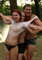 Три молодые девки голышом отдыхают на природе с мужиком 3 фото