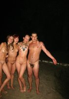 Три молодые девки голышом отдыхают на природе с мужиком 7 фото