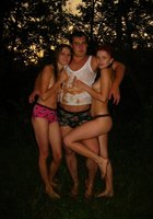 Три молодые девки голышом отдыхают на природе с мужиком 2 фото
