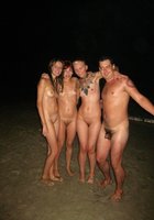 Три молодые девки голышом отдыхают на природе с мужиком 6 фото