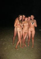 Три молодые девки голышом отдыхают на природе с мужиком 11 фотография