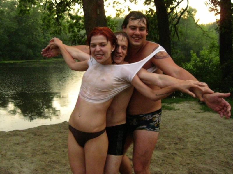 Три молодые девки голышом отдыхают на природе с мужиком 3 фотография