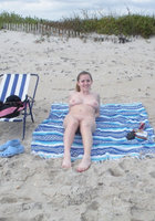 Нудистка отдыхает на пляже с расставленными ногами 8 фотография