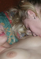 Подружки предаются плотским утехам в спальне 2 фото