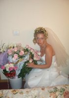 Белокурая невеста позирует для мужа в отеле после свадьбы 2 фотография