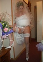 Белокурая невеста позирует для мужа в отеле после свадьбы 5 фотография