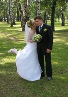 Белокурая невеста позирует для мужа в отеле после свадьбы 1 фото