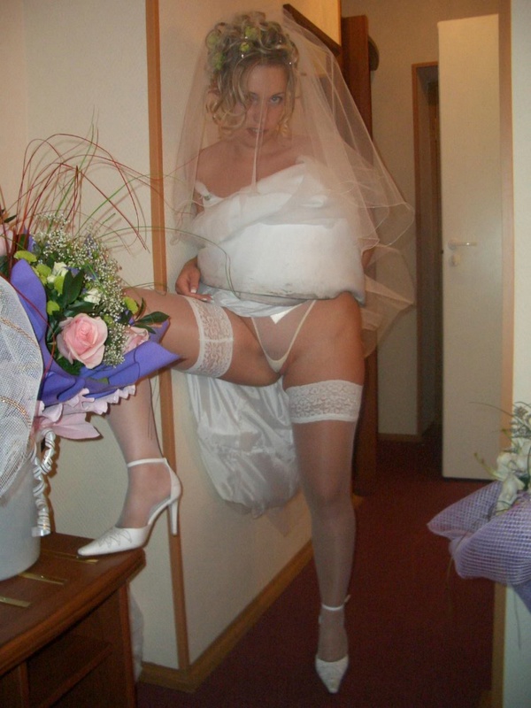 Белокурая невеста позирует для мужа в отеле после свадьбы 5 фотография