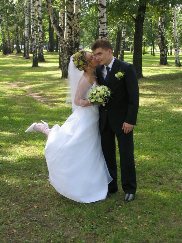 Белокурая невеста позирует для мужа в отеле после свадьбы 1 фотография