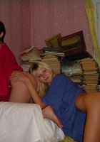 Две девахи оголили задницы в старой квартире 3 фотография