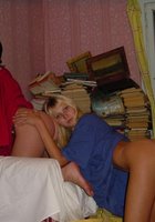 Две девахи оголили задницы в старой квартире 4 фотография