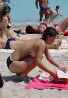 Шалашовки загорают топлес на общественных пляжах 2 фото