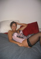 Аппетитная девушка в розовом корсете шалит на кровати 2 фотография