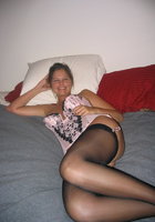 Аппетитная девушка в розовом корсете шалит на кровати 4 фото