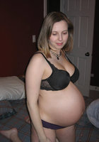 Бабенка светит дойками во время беременности 12 фотография