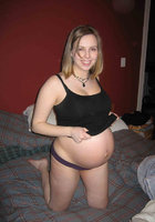Бабенка светит дойками во время беременности 11 фотография