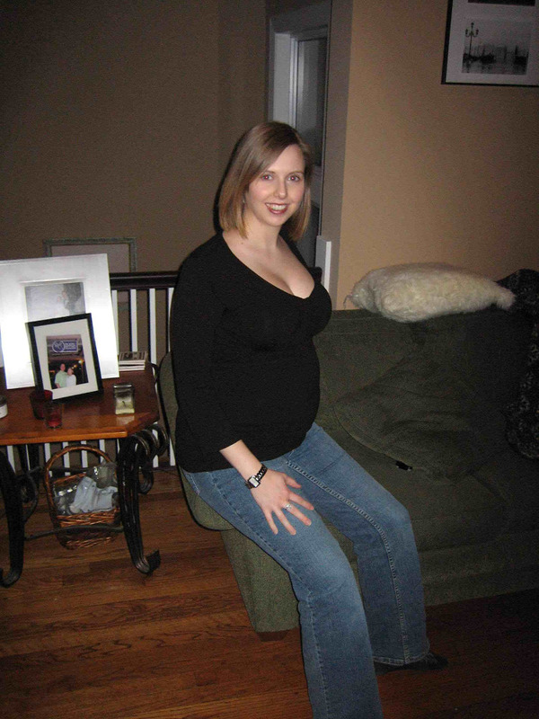 Бабенка светит дойками во время беременности 10 фотография