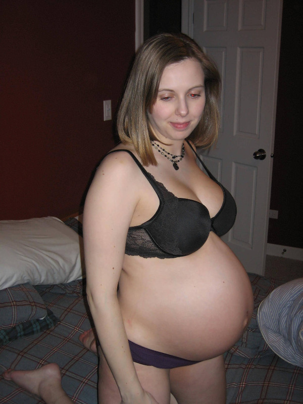 Бабенка светит дойками во время беременности 12 фотография